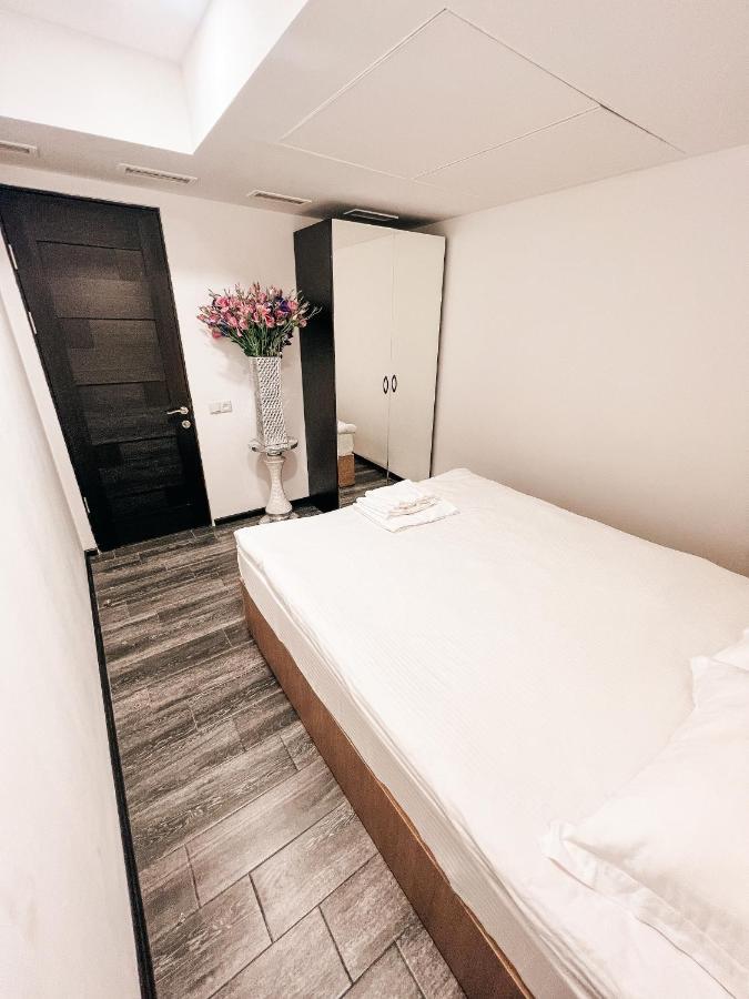 It Hotel Tumanyan Street 예레반 외부 사진